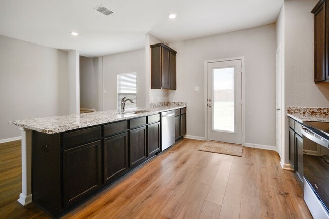 Building Photo - Move-In Ready Home with Spacious Layout and Great Location!
