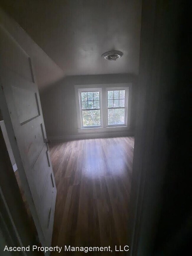 Building Photo - 4 br, 1.5 bath House - 541 Grove St