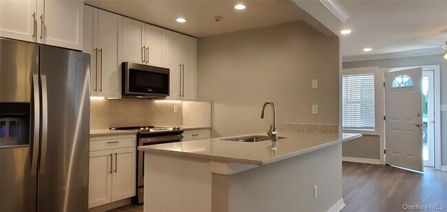 Building Photo - 81 Secatogue Ave