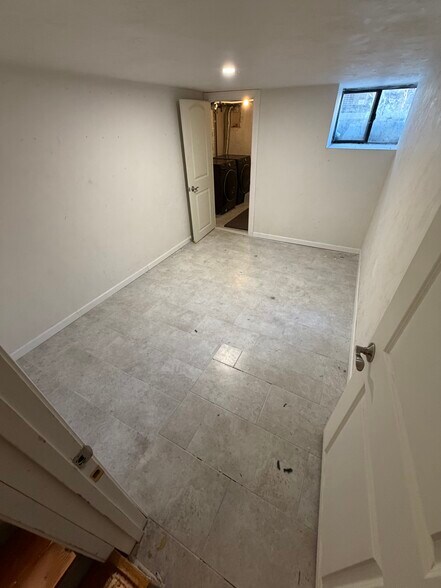 LAUNDRY STORAGE - 31 Middle St