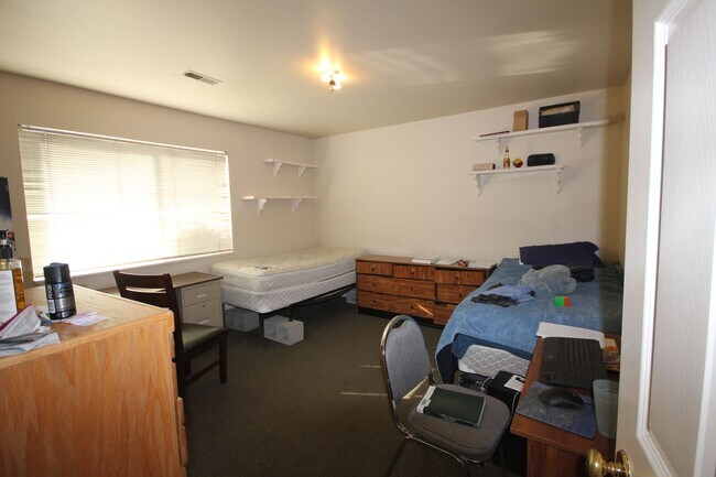 Building Photo - WHOLE APARTMENT available in Wellington 1 for Fall 2026