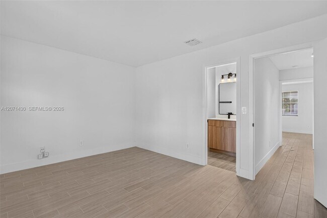 Building Photo - 2880 Coral Springs Dr