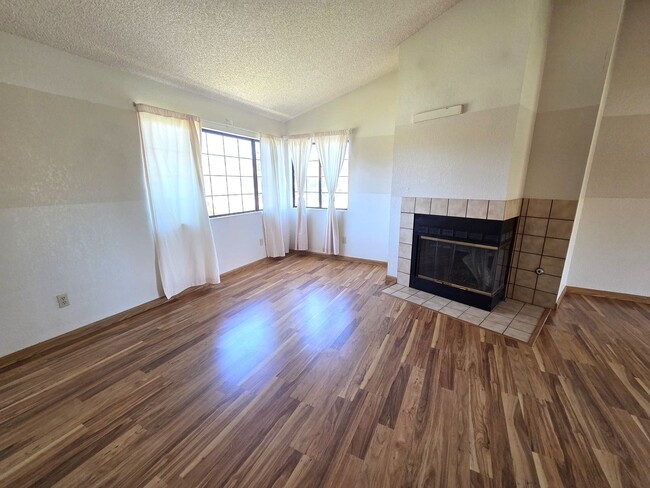 Building Photo - Beautiful 3 Bedroom 2 Bath Home in Gated Community