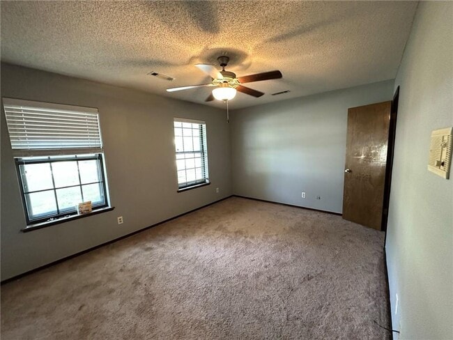 Building Photo - 2147 Loren Cir