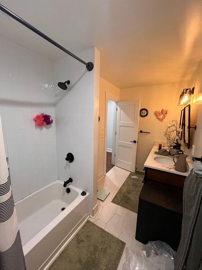 Building Photo - Lawrenceville 3 Bed, 2.5 Bath House with Parking for Lease July 1!