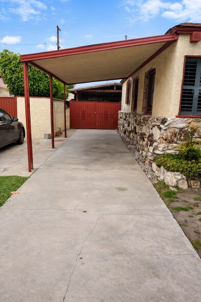 Driveway/Carport - 151 W 88th St
