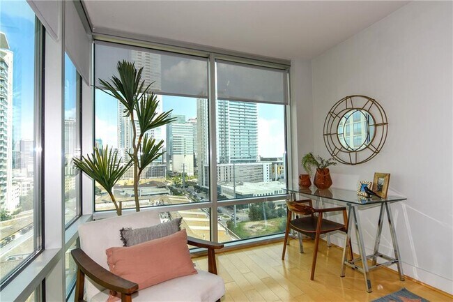 Building Photo - 300 Bowie St