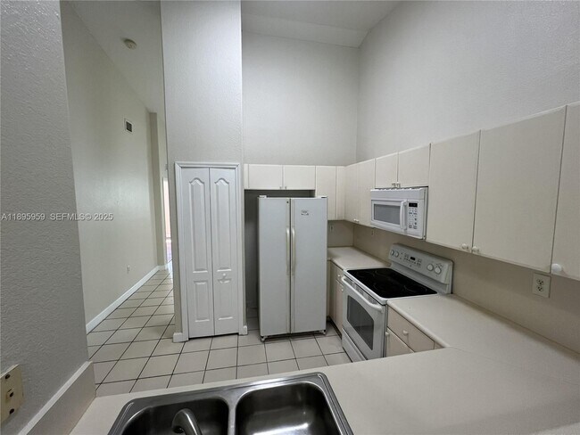 Building Photo - 2903 SE 17th Ave