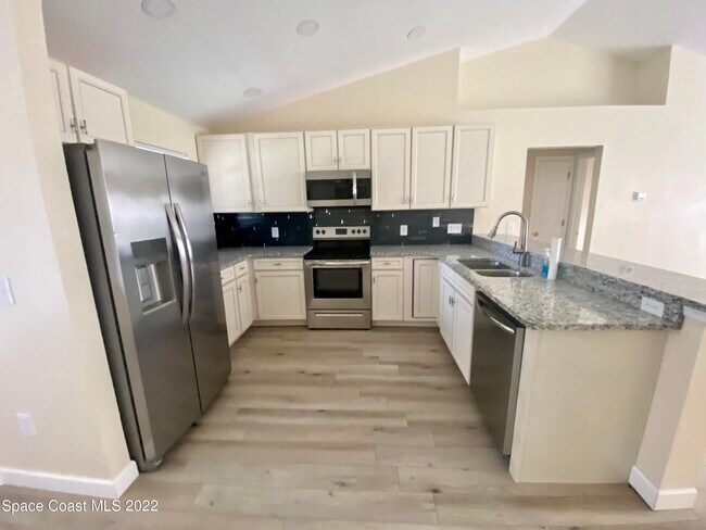 Building Photo - 2435 Palisades Dr SE