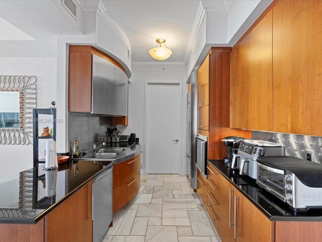 Building Photo - 18101 Collins Ave