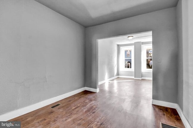Building Photo - Coming Soon - Spacious 3 Bedroom 1.5 Bath ...