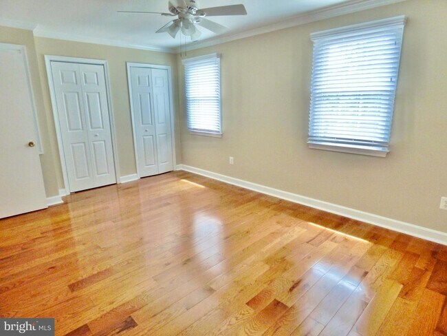 Building Photo - 416 Center St S