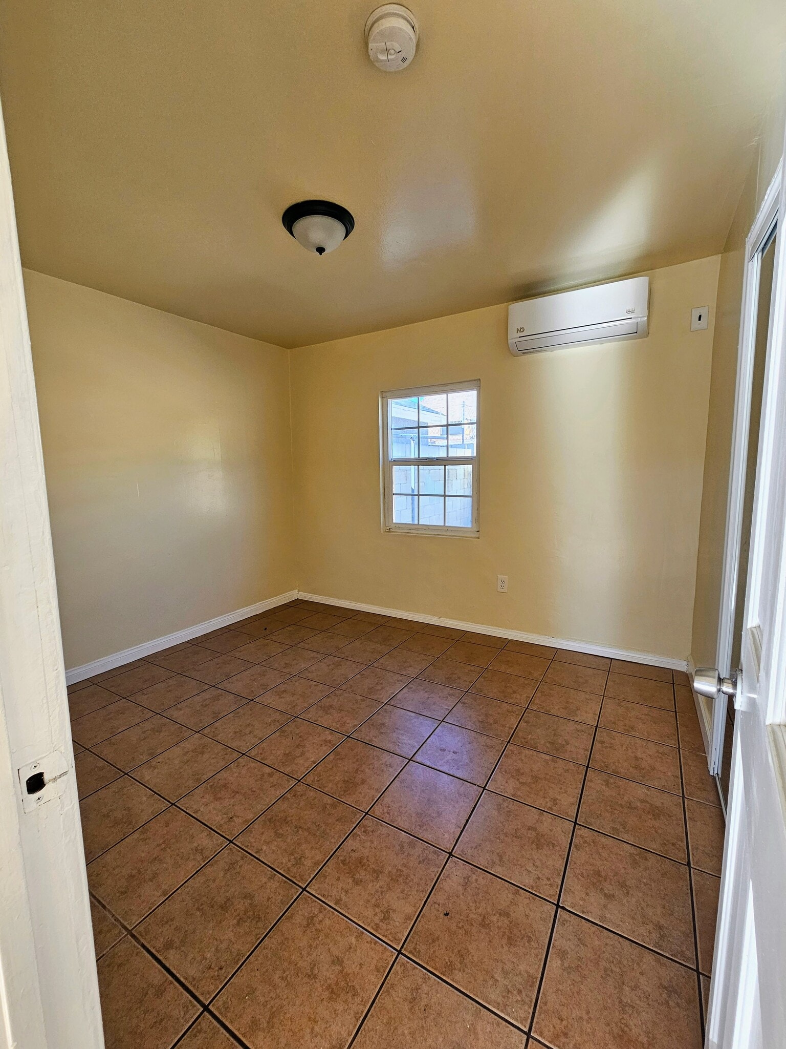 Building Photo - 2631 E 2nd St