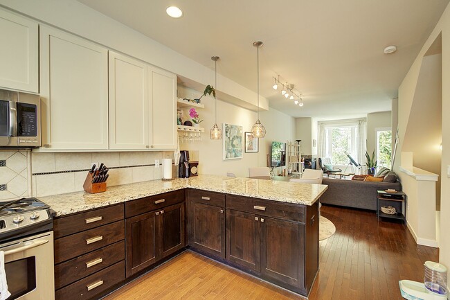 Building Photo - 2bd/2.5ba Seattle Townhome