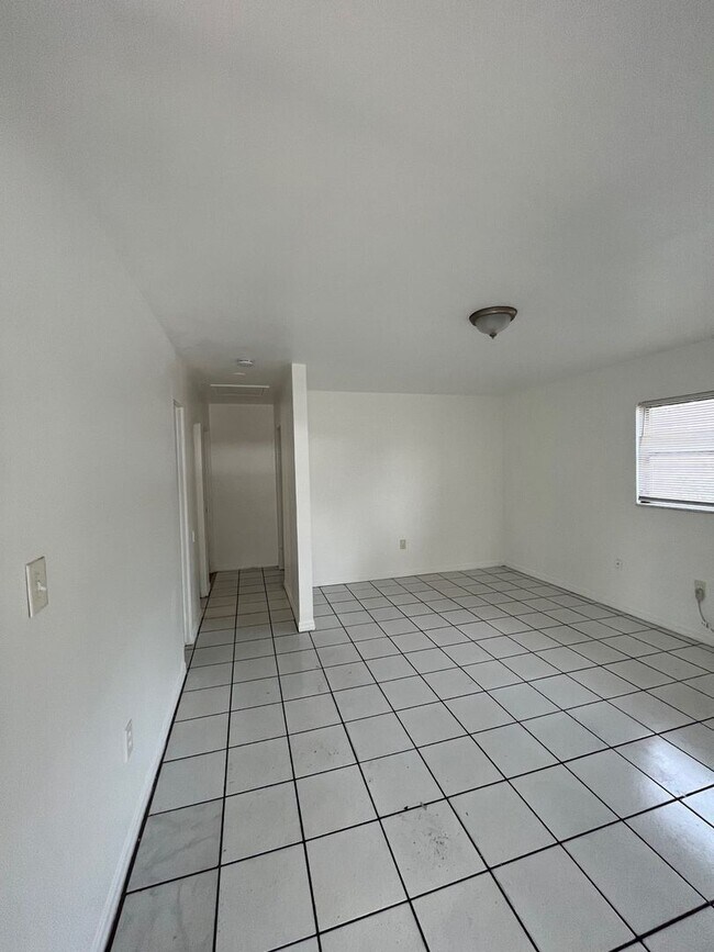 Building Photo - Move In Special - half off first months rent Two bed one bath home