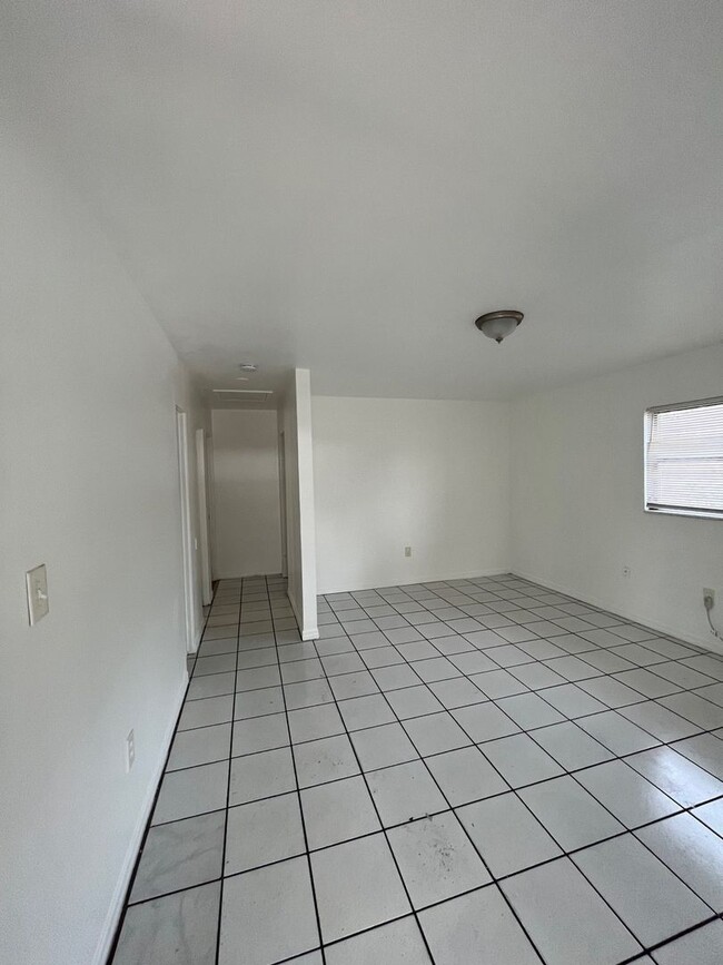 Building Photo - Two bed one bath home