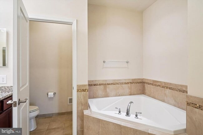 Building Photo - 6947 Country Club Terrace