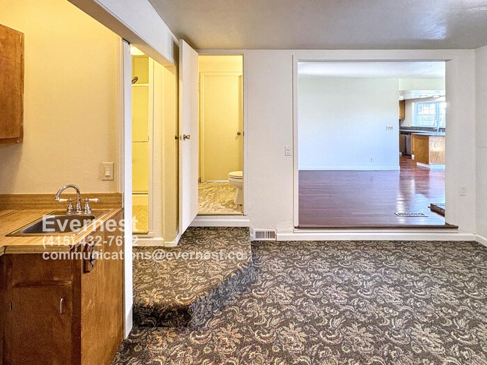 Building Photo - 1571 Sun Ln