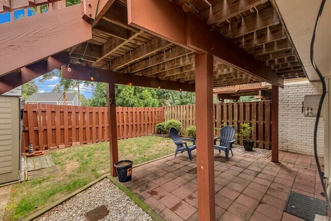 Building Photo - Beautifully Updated End-Unit Townhome in P...
