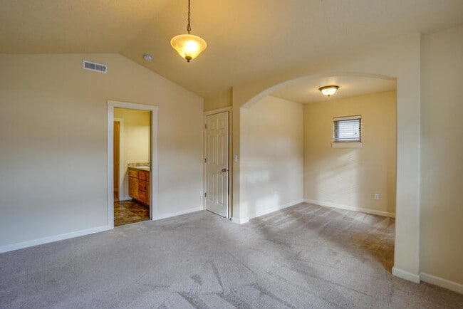 Building Photo - BEAUTIFUL THREE BEDROOM HOME IN FELIDA