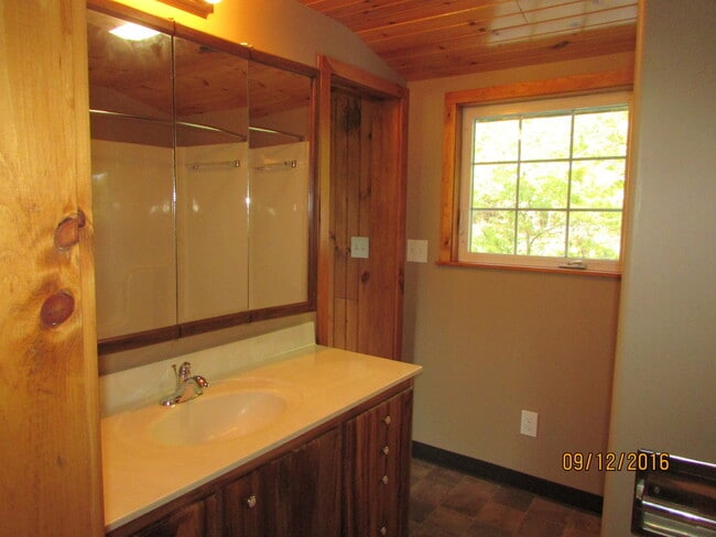 Building Photo - Beautiful Country Cabin