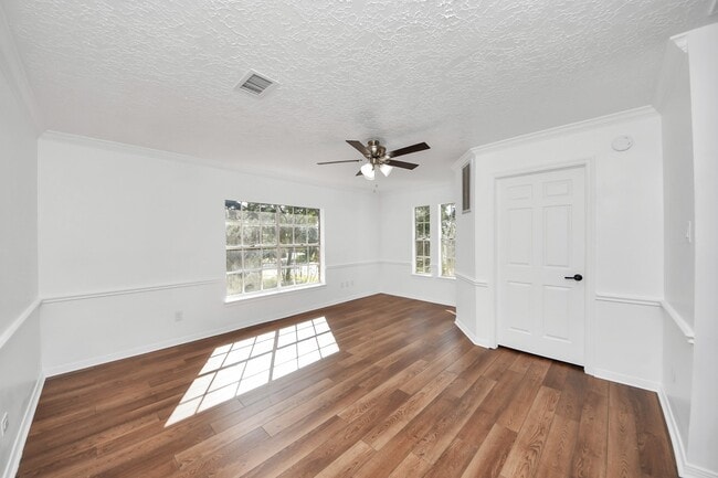 Building Photo - 15919 Lake Lodge Dr