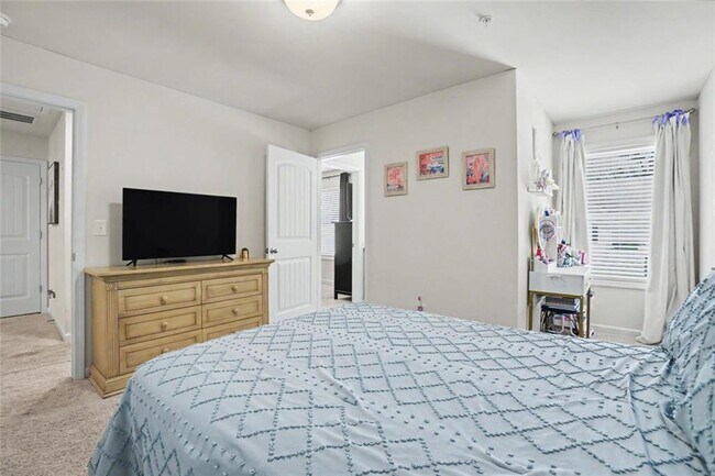 Building Photo - 723 Woodstock Grove Dr