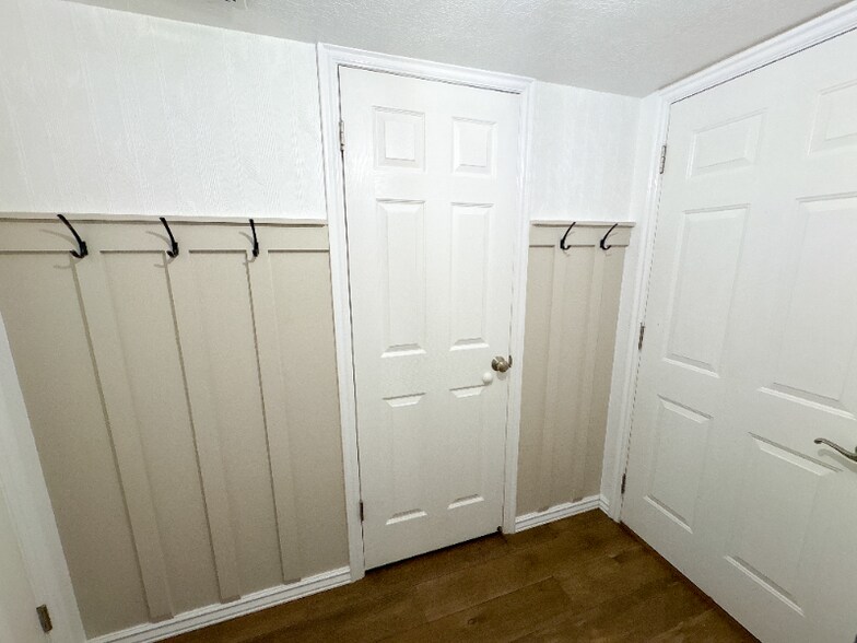 Building Photo - 1075 E Pheasant View Dr