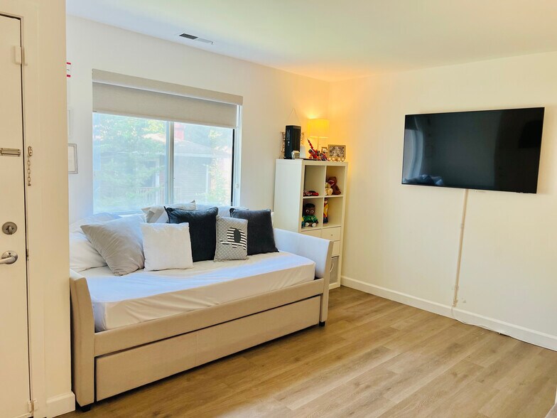 Bedroom - 3200 Madison Ave