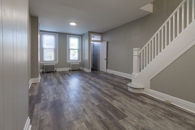Building Photo - 3 bedroom, 1 bathroom row home located in ...