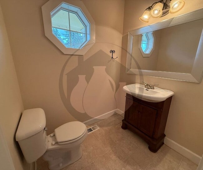 Building Photo - Winter Special-  West Salem House-  $600 Off First Full Months Rent