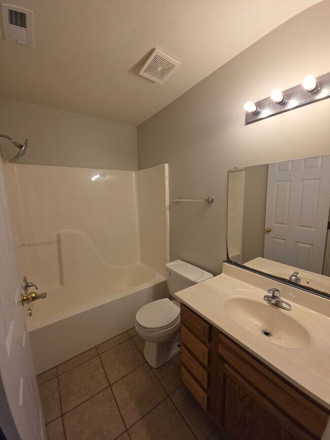 Building Photo - 106 Willow Creek Dr