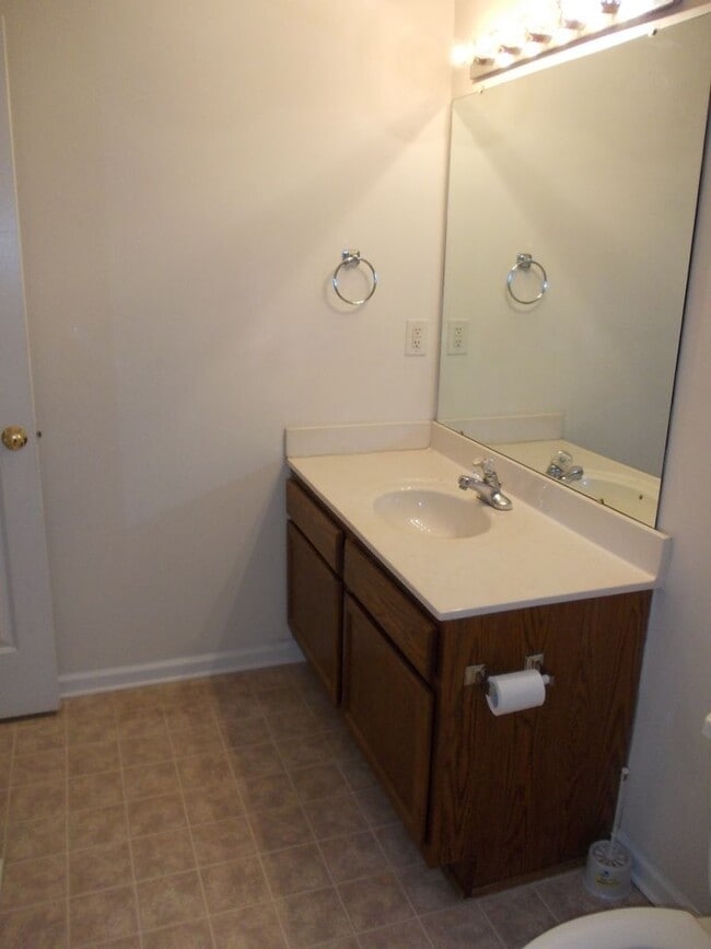 Building Photo - Great 2 story home with fenced back yard i...
