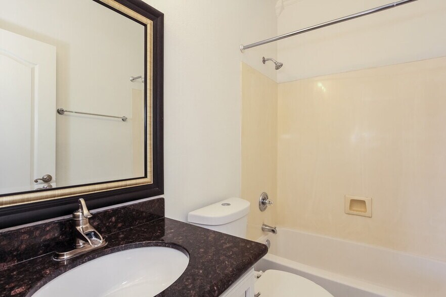 Building Photo - 9935 W Potter Dr