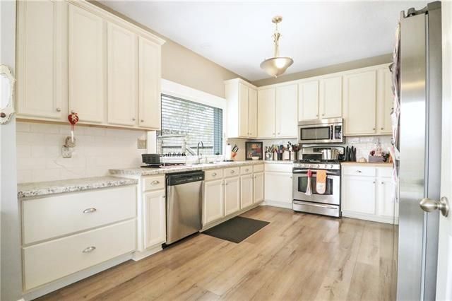 Building Photo - 824 Destin St