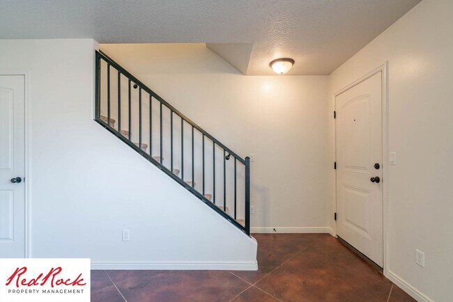 Building Photo - 3 Bedroom Townhome Near Freeway & Shopping