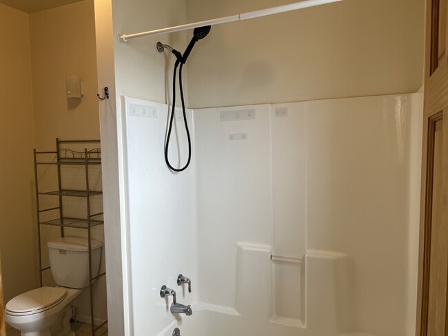 Building Photo - 570 Silver St