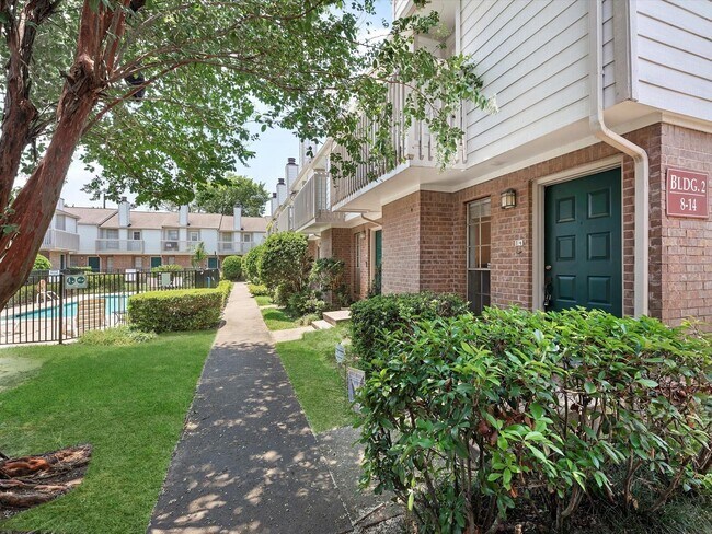 Building Photo - 2626 North Blvd