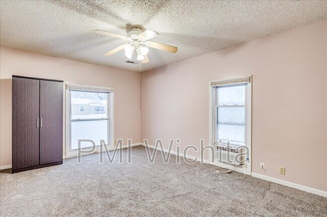 Building Photo - 4644 S Sycamore Ave