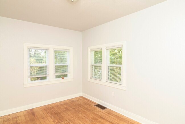 Building Photo - 124 Riverside Dr
