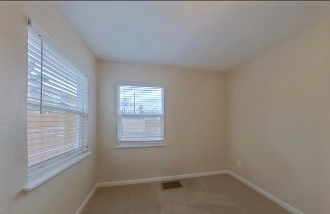 Building Photo - Immediate Move In.