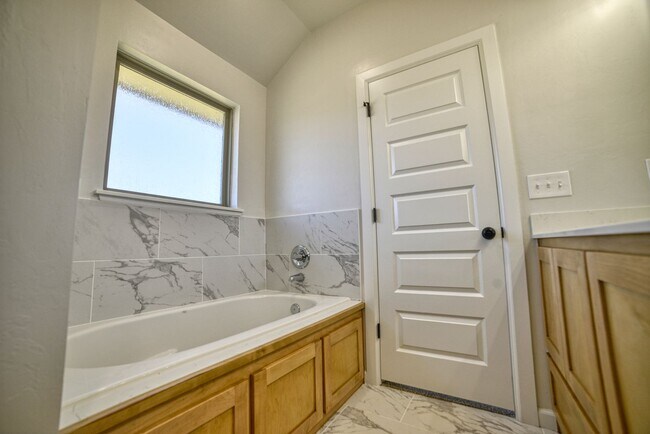 Building Photo - Brand New Home in Washington!