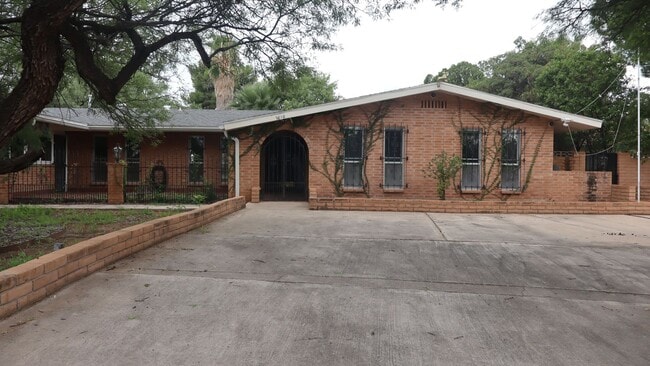 Building Photo - 1810 Town and Country Dr