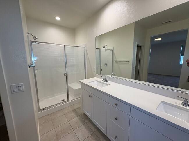 Building Photo - Spacious 3-Bedroom Townhome with Garage and Solar