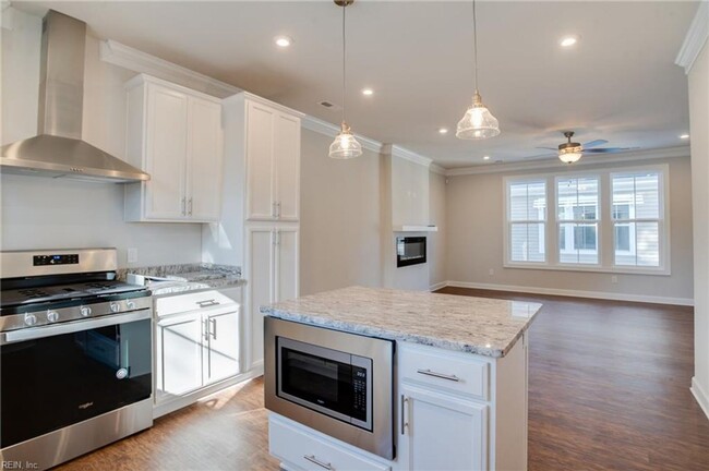Building Photo - Like-New Two-Unit Condo in Sought-After Ch...