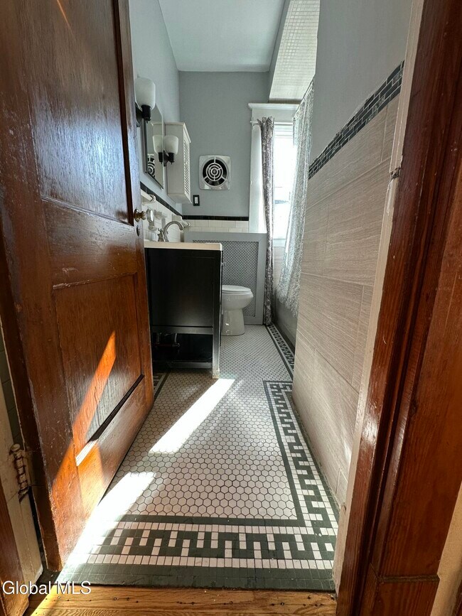 Building Photo - 65 Ten Eyck Ave