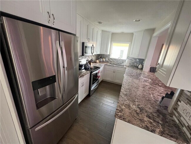 Building Photo - 5068 Beechwood Rd