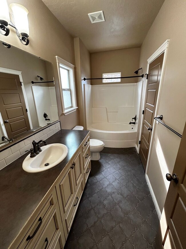 Building Photo - 3 Bedroom 2.5 Half Bath Home in Tuscany Vi...