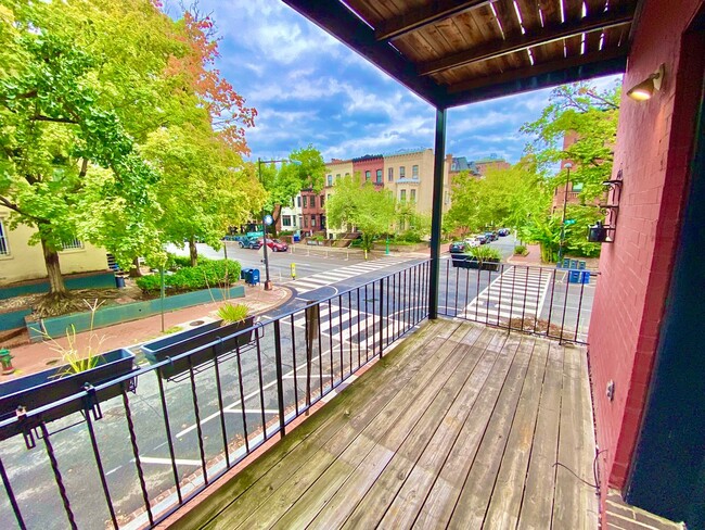 Building Photo - Logan/Dupont 1BR 1BA unit with hardwood fl...