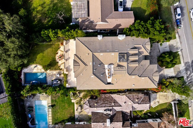 Building Photo - 447 N Kenter Ave